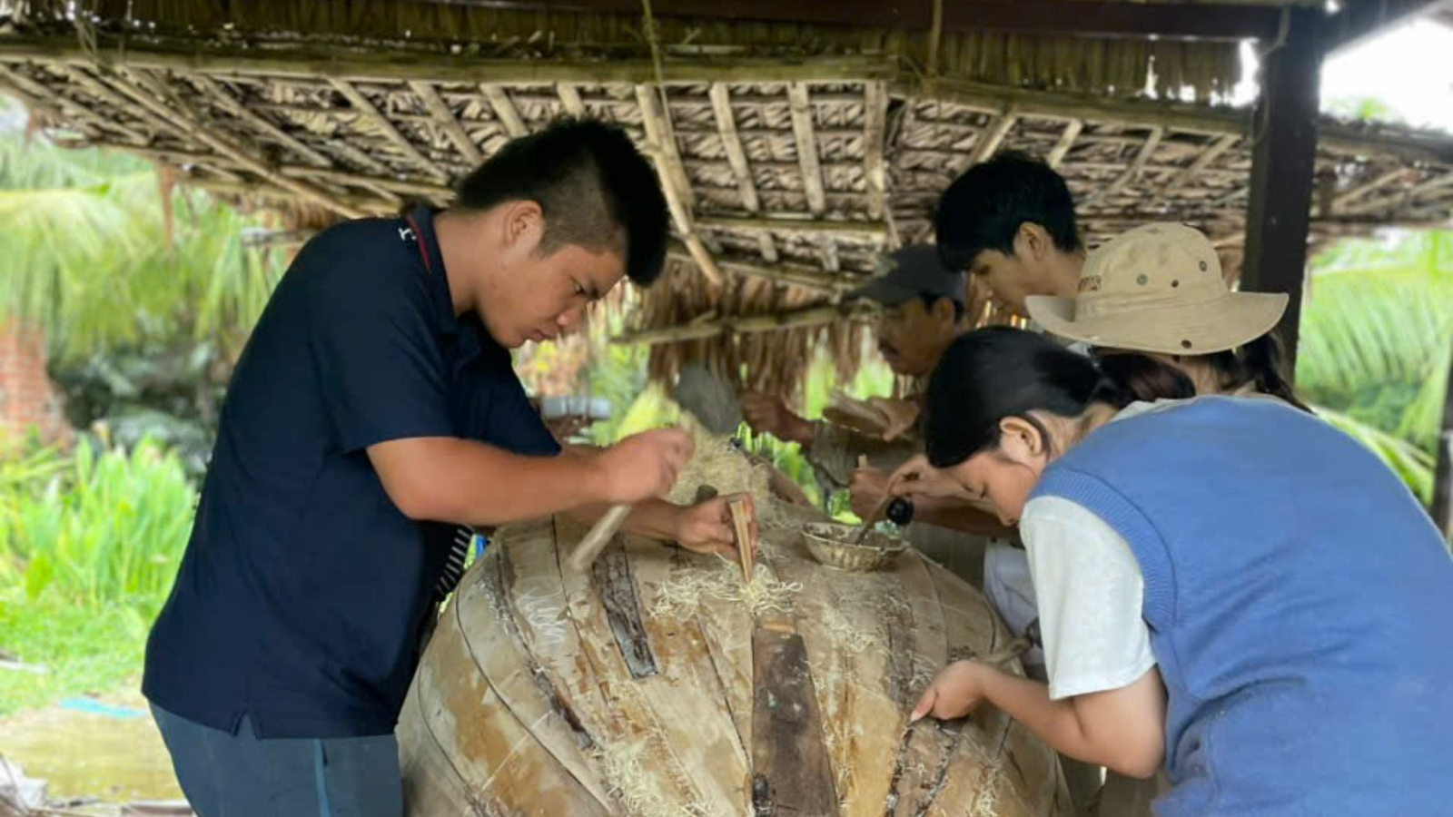 Class learns how to make a coracle (3)